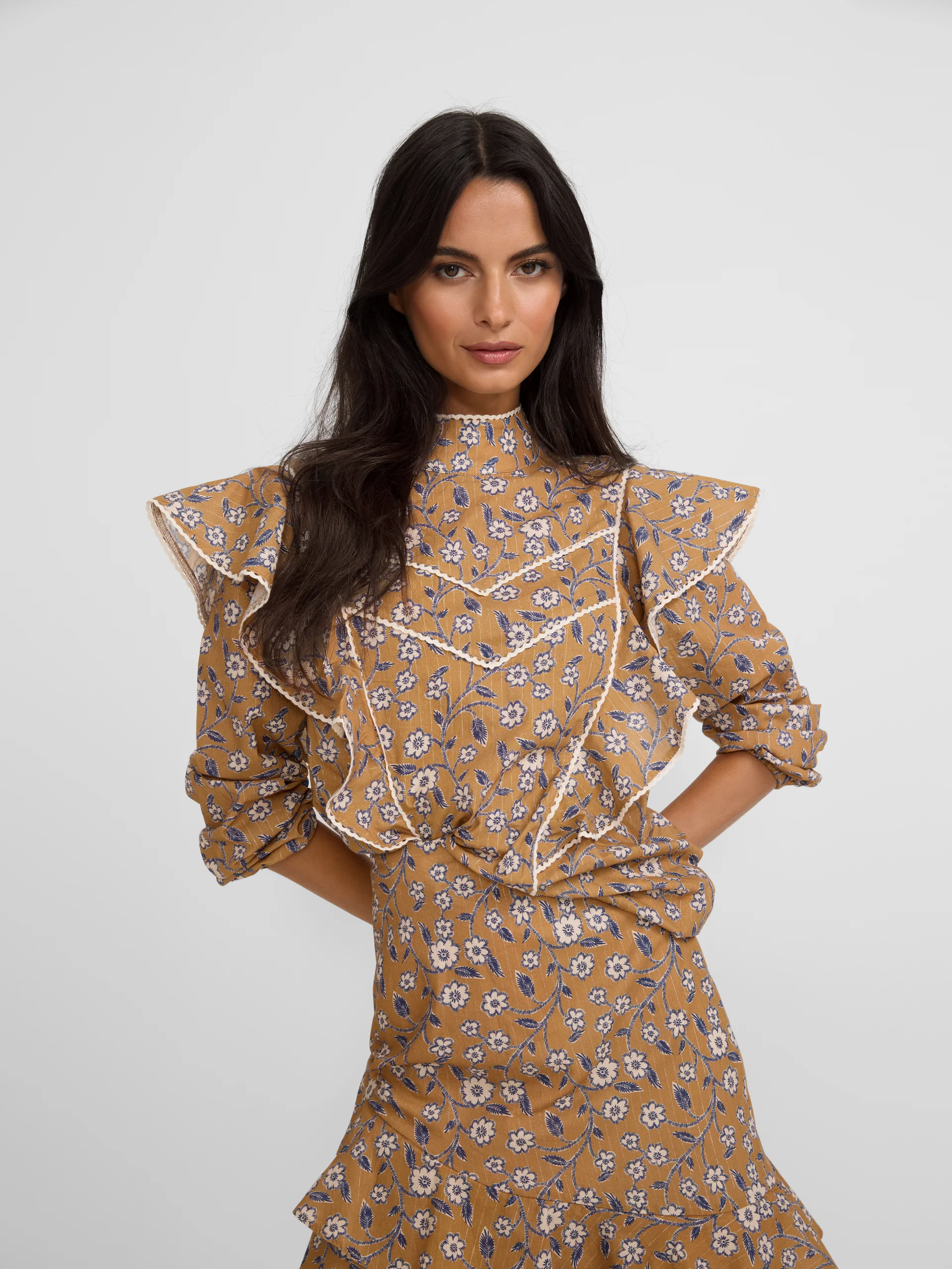 Blusa volantes estampado flores camel - Imagen 6