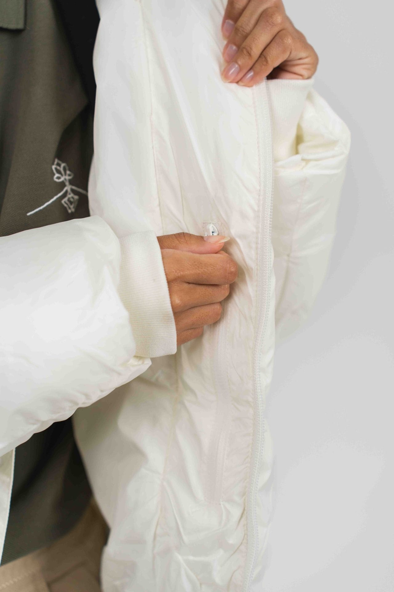 Anorak acolchado reciclado con capucha - Imagen 6