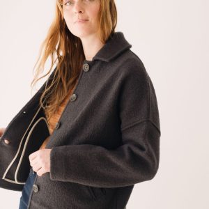 Abrigo corto gris de lana merino