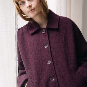 Abrigo corto púrpura de lana merino