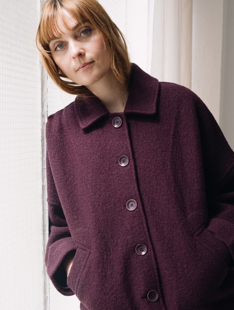 Abrigo corto púrpura de lana merino