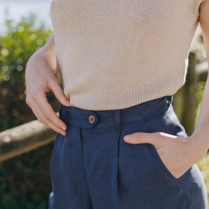 Bermuda azul marino de lino para mujer