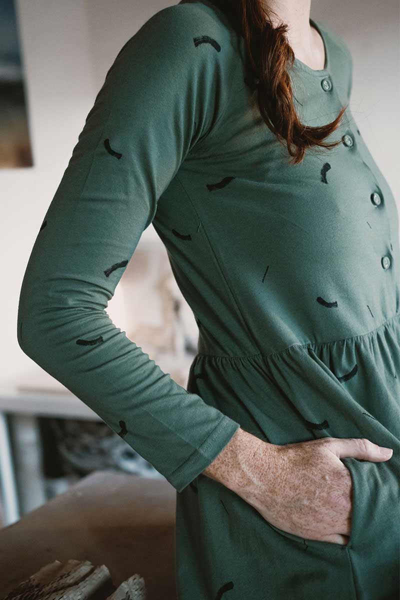 Vestido de manga larga ecológico verde con trazos - Imagen 3