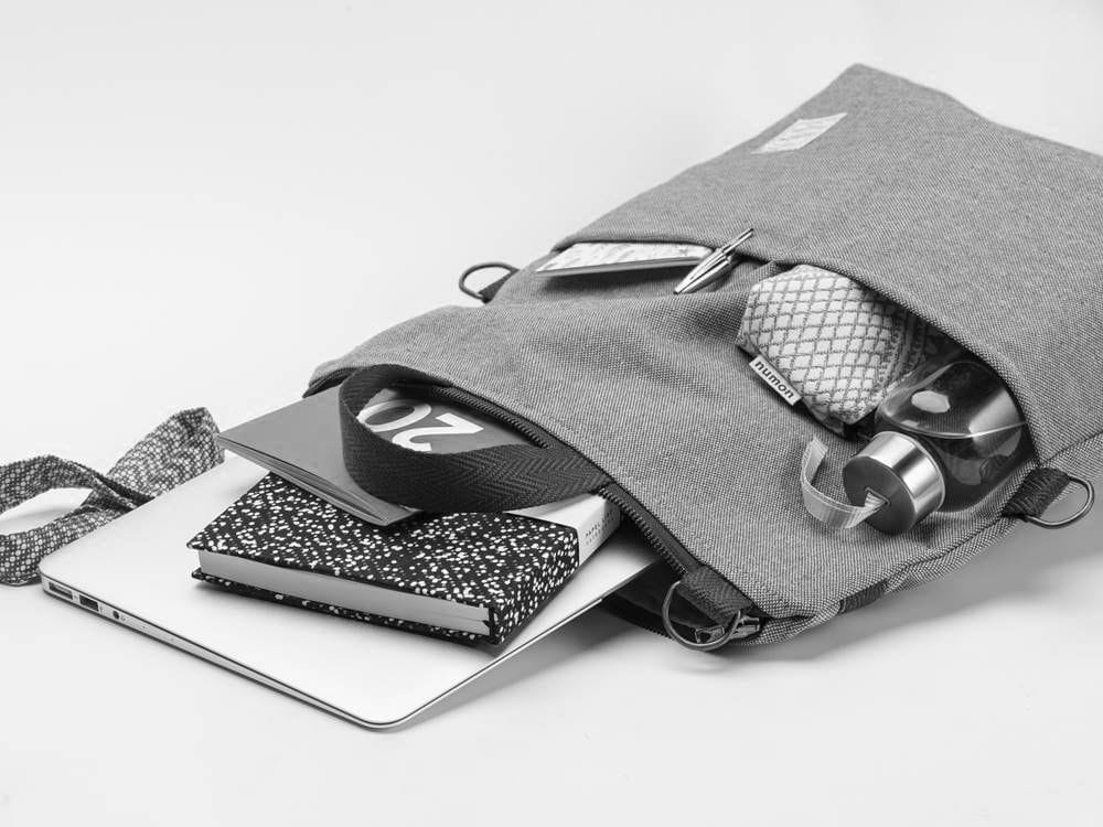 Bolso-mochila gris plata con triángulos de colores - Imagen 7