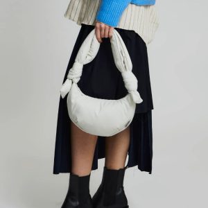 Bolso acolchado media luna de tejido reciclado