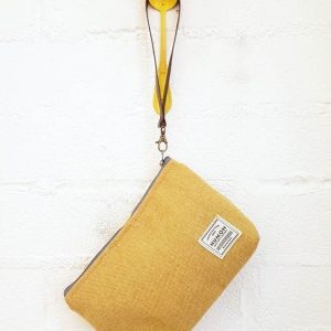 Bolso de mano amarillo de tapicería recuperada