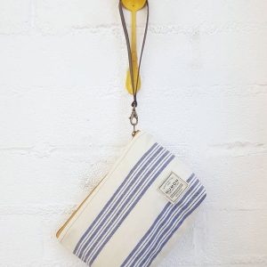 Bolso de mano blanco a rayas azules