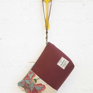Bolso mano de tapicería reciclada granate y flores