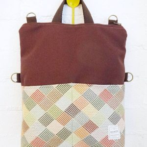 Bolso-mochila burdeos de tapicería reciclada repelente al agua