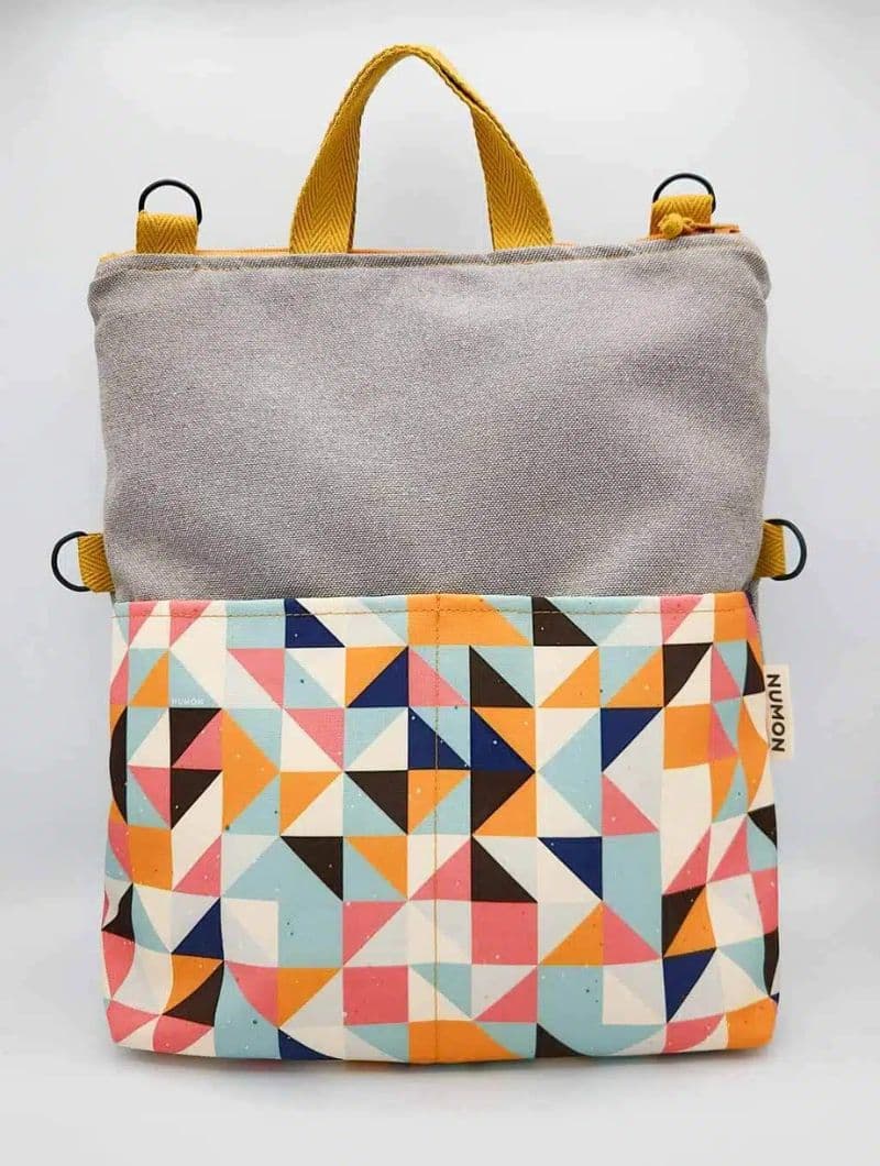 Bolso-mochila gris plata con triángulos de colores - Imagen 2