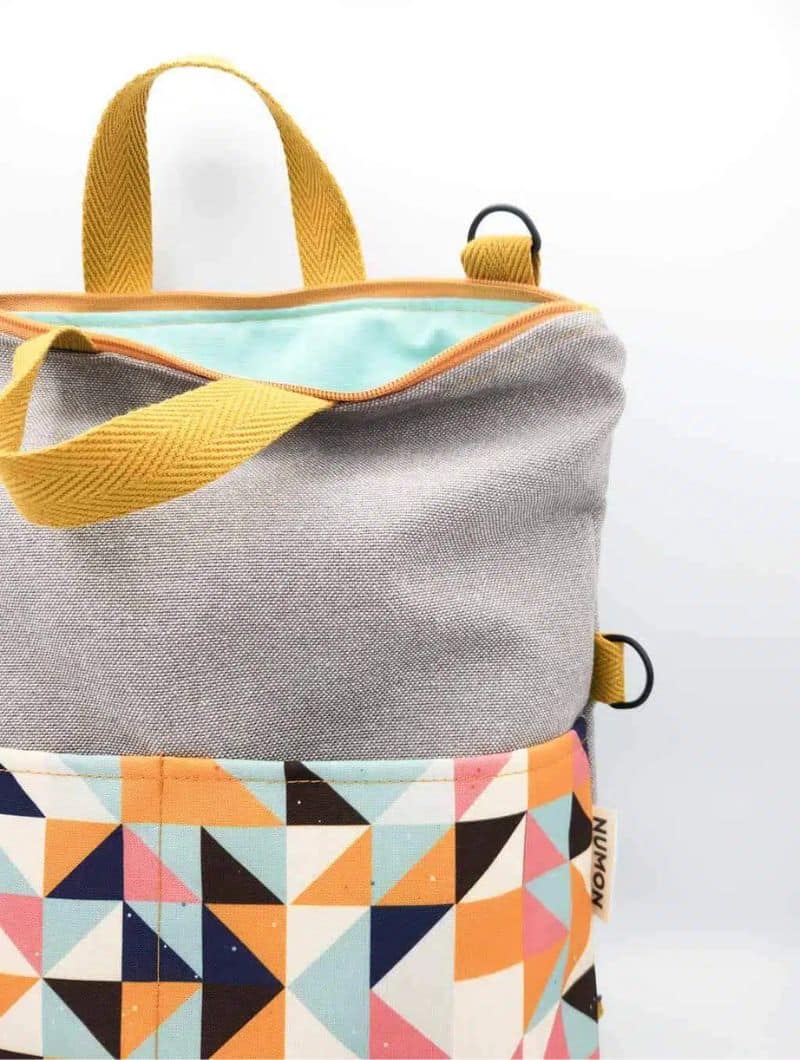 Bolso-mochila gris plata con triángulos de colores - Imagen 4