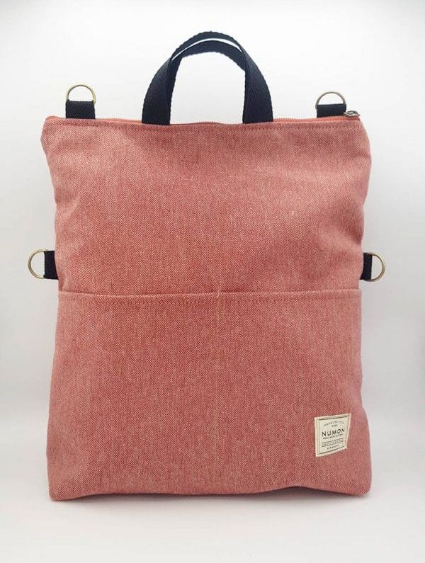 Bolso-mochila salmón de tapicería reciclada - Imagen 2