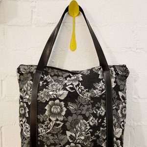 Bolso negro de flores de tejido reciclado