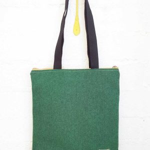 Bolso tote de tela verde con interior de flores