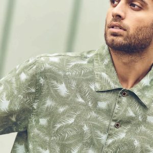 Camisa manga corta hombre. Estampado palmera