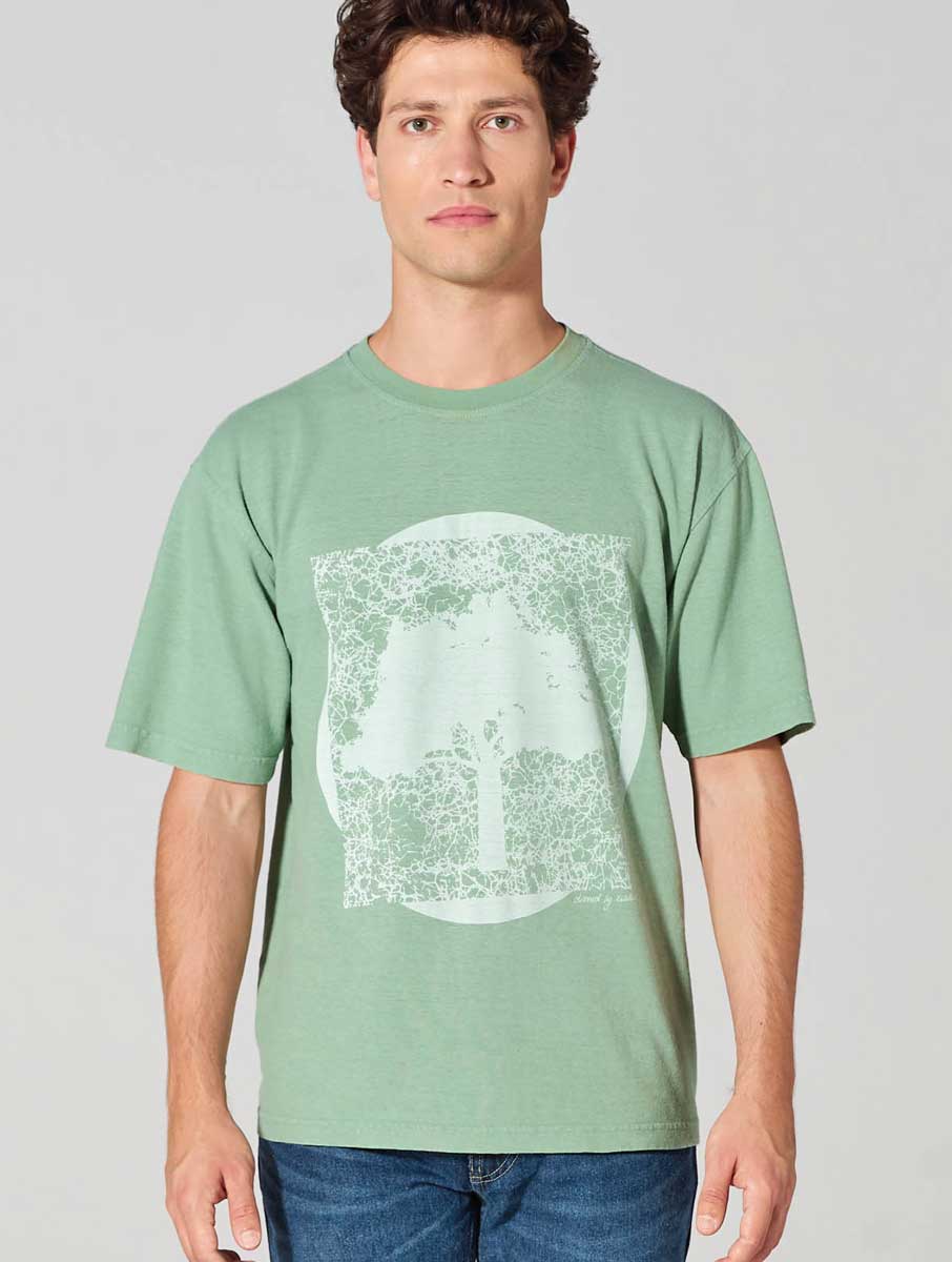 Camiseta sostenible hombre con estampado árbol - Imagen 3