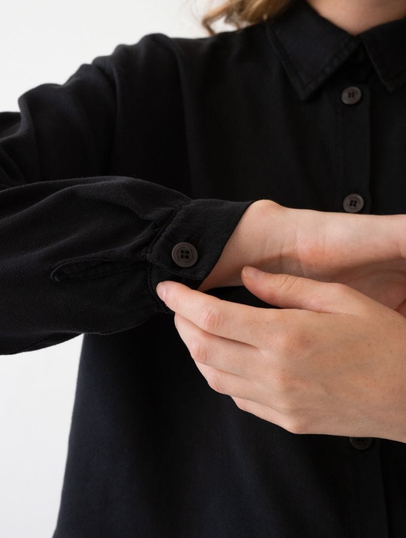 Camisa holgada de color negro 100% tencel - Imagen 3