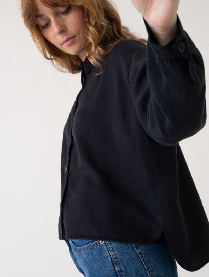 Camisa holgada de color negro 100% tencel - Imagen 4