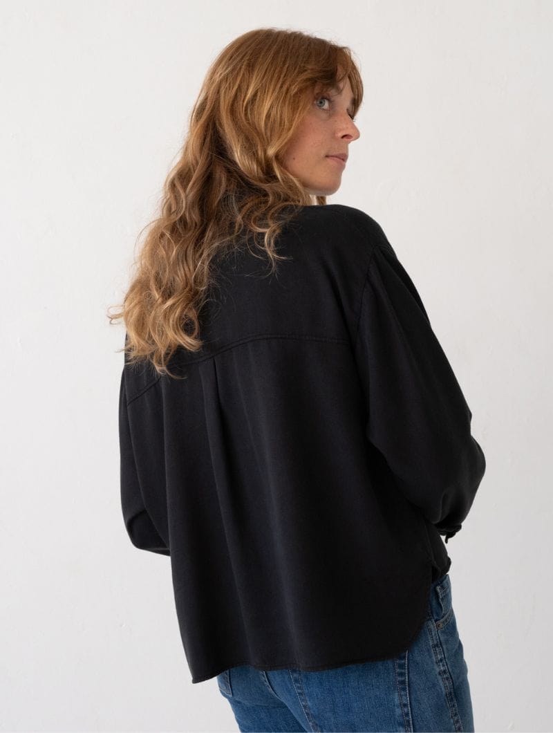 Camisa holgada de color negro 100% tencel - Imagen 5