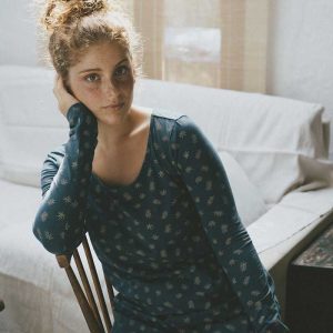 Camiseta azul con helechos de algodón orgánico