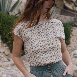 Camiseta con botones beige con corales ecológica