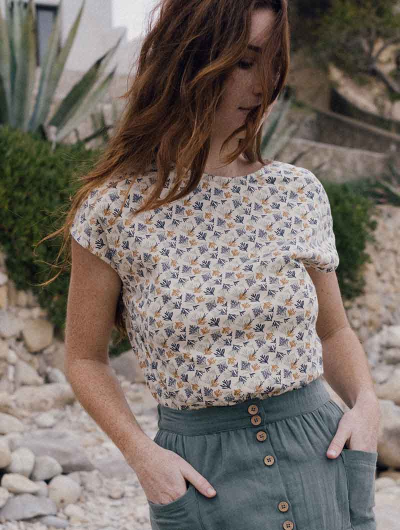 Camiseta con botones beige con corales ecológica