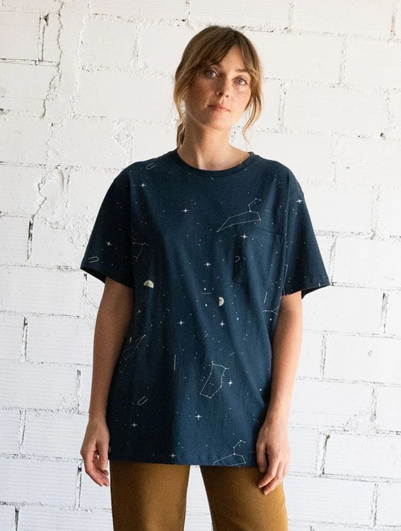 Camiseta con bolsillo azul constelaciones de algodón orgánico