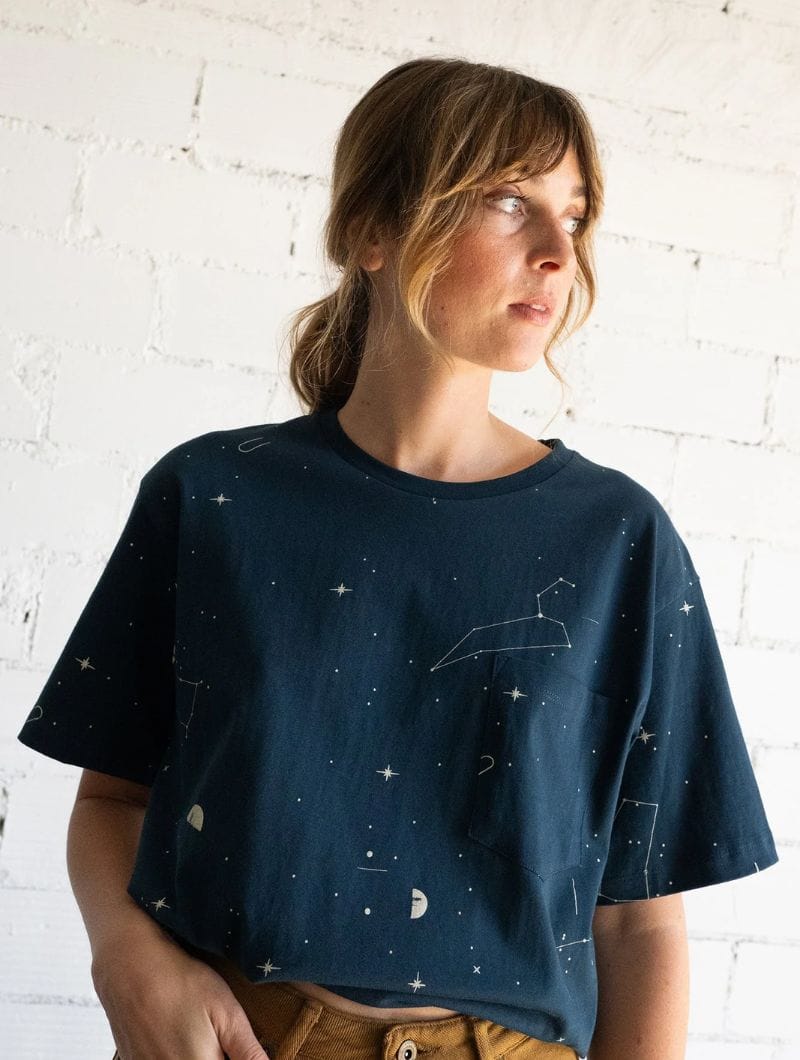 Camiseta con bolsillo azul constelaciones de algodón orgánico - Imagen 5