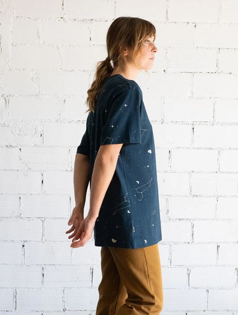 Camiseta con bolsillo azul constelaciones de algodón orgánico - Imagen 4