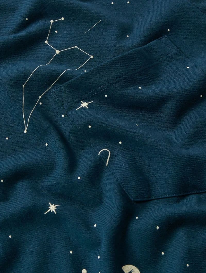Camiseta con bolsillo azul constelaciones de algodón orgánico - Imagen 6