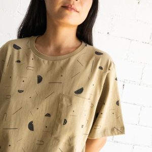 Camiseta con bolsillo beige estampado sideral de algodón orgánico