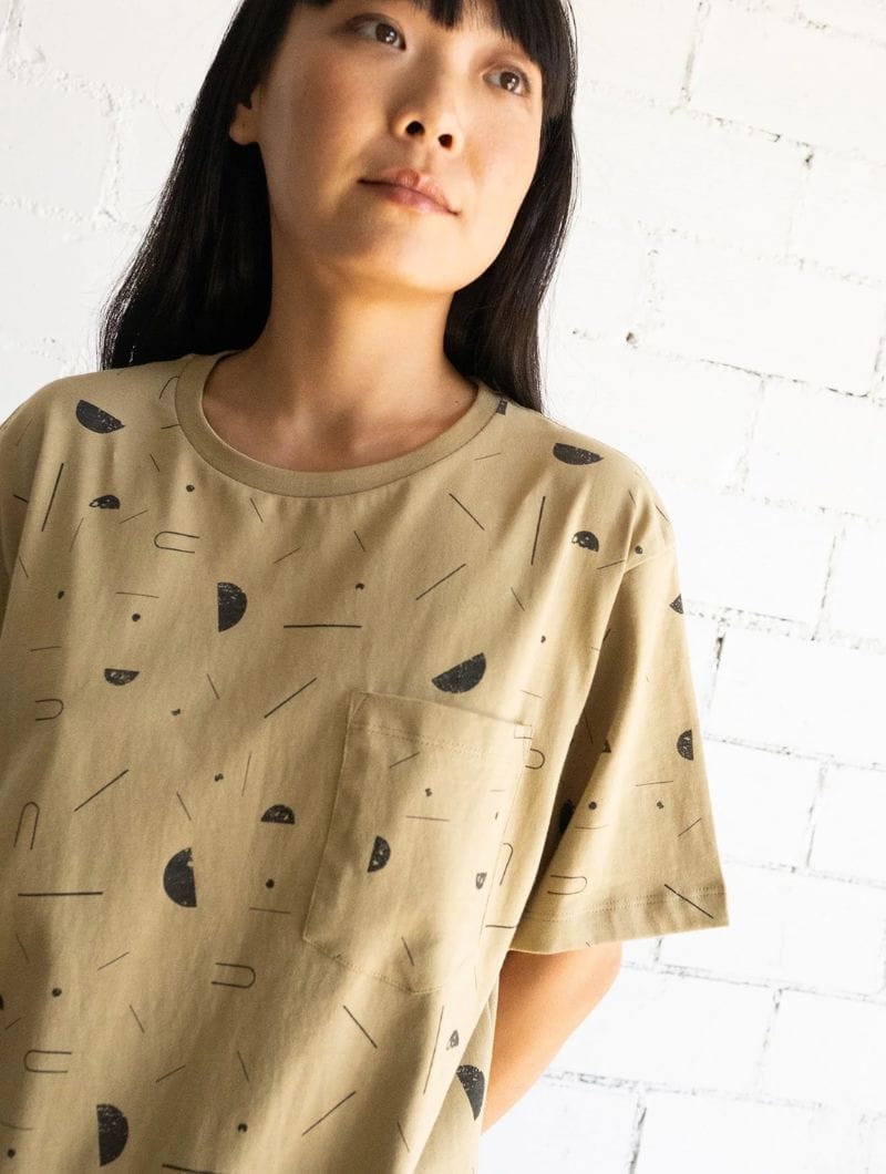 Camiseta con bolsillo beige estampado sideral de algodón orgánico - Imagen 2