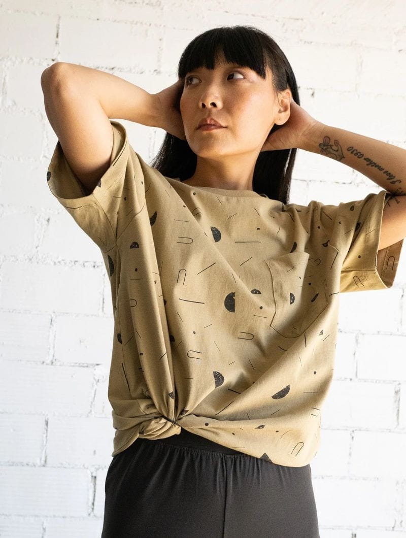 Camiseta con bolsillo beige estampado sideral de algodón orgánico - Imagen 3