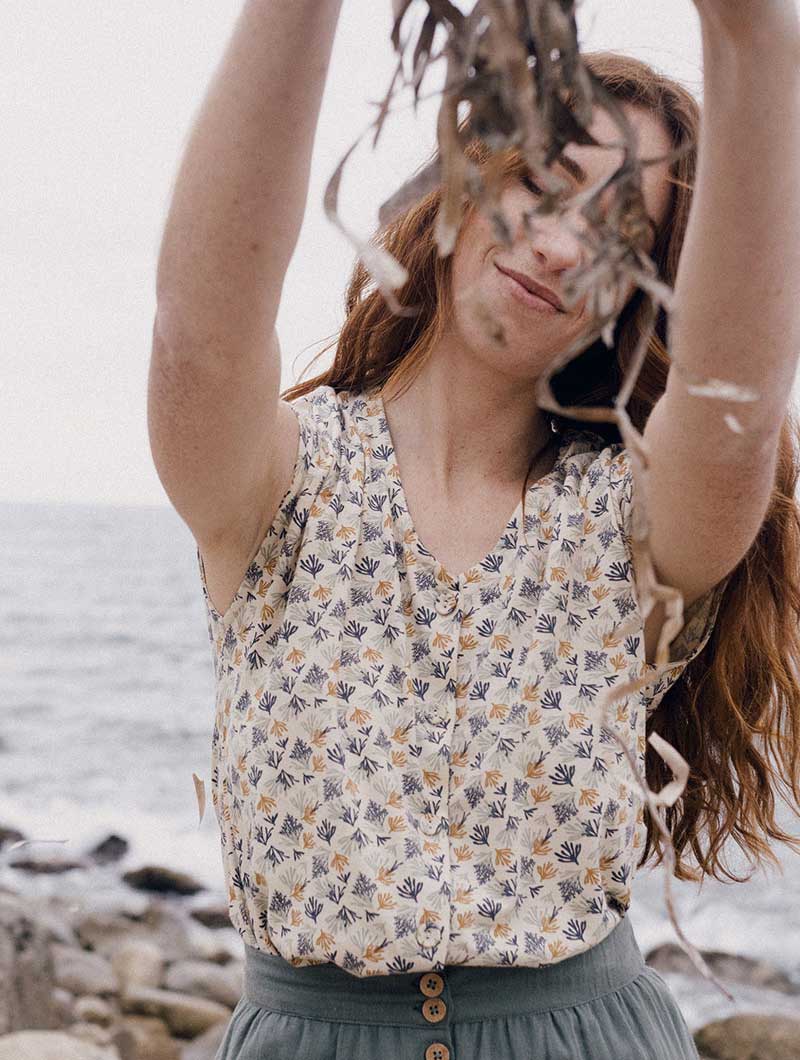 Camiseta con botones beige con corales ecológica - Imagen 4