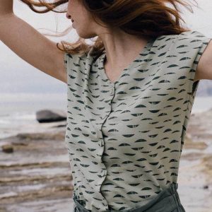 Camiseta con botones ecológica reflejos verde