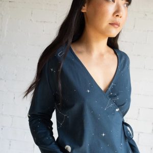 Camiseta cruzada azul constelaciones de algodón organico