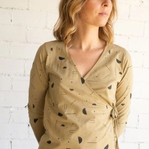 Camiseta cruzada beige estampado sideral de algodón orgánico