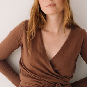 Camiseta cruzada rayas marrón de algodón orgánico