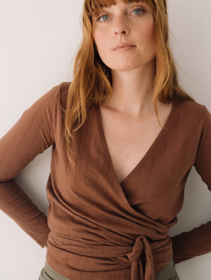 Camiseta cruzada rayas marrón de algodón orgánico