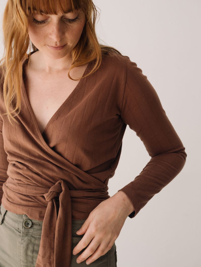 Camiseta cruzada rayas marrón de algodón orgánico - Imagen 4