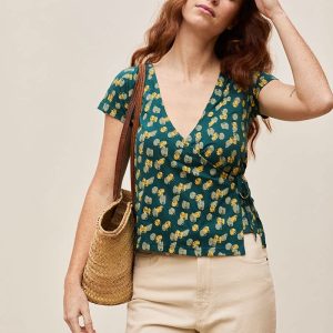 Camiseta cruzada verde huellas de algodón orgánico