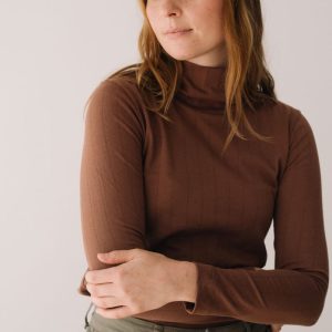 Camiseta cuello alto rayas marrón de algodón orgánico