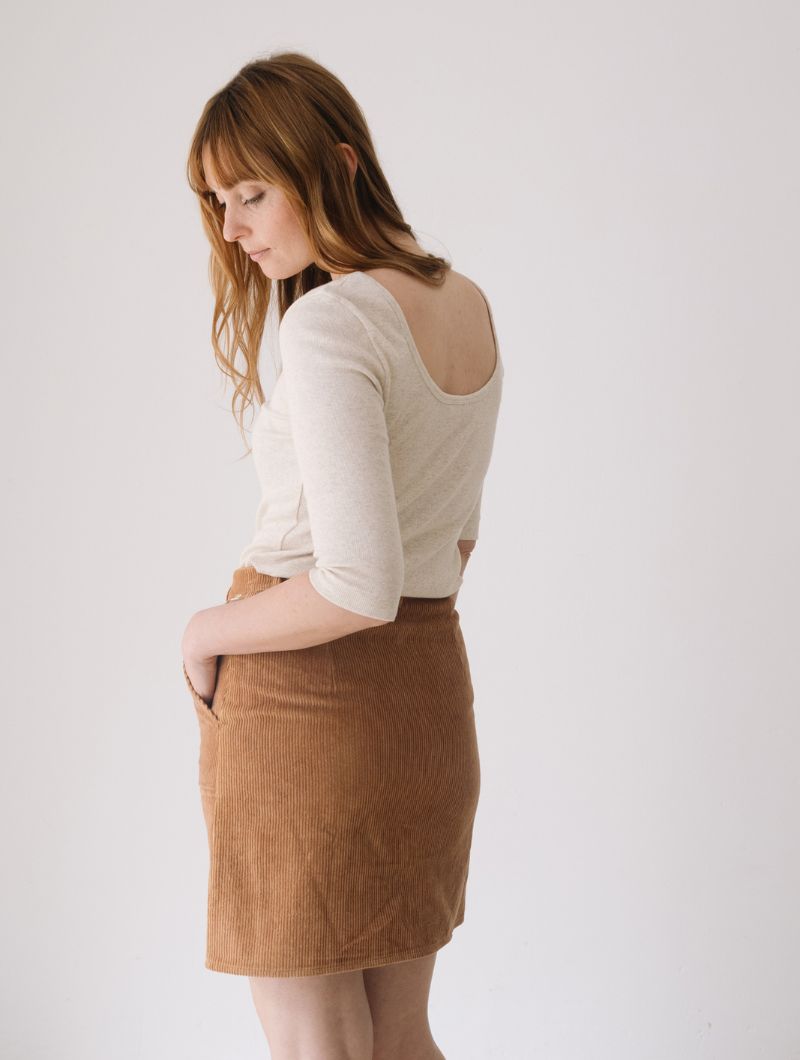 Camiseta cuello barco canalé de algodón orgánico - Imagen 7