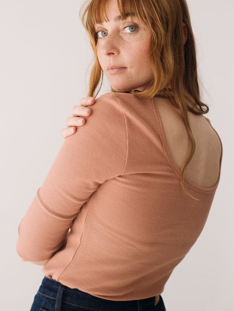 Camiseta cuello barco canalé de algodón orgánico - Imagen 2