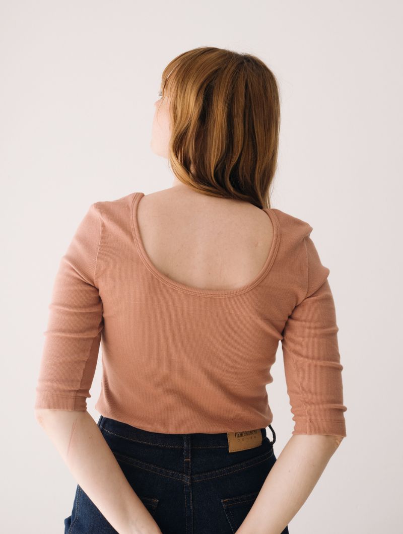 Camiseta cuello barco canalé de algodón orgánico - Imagen 6