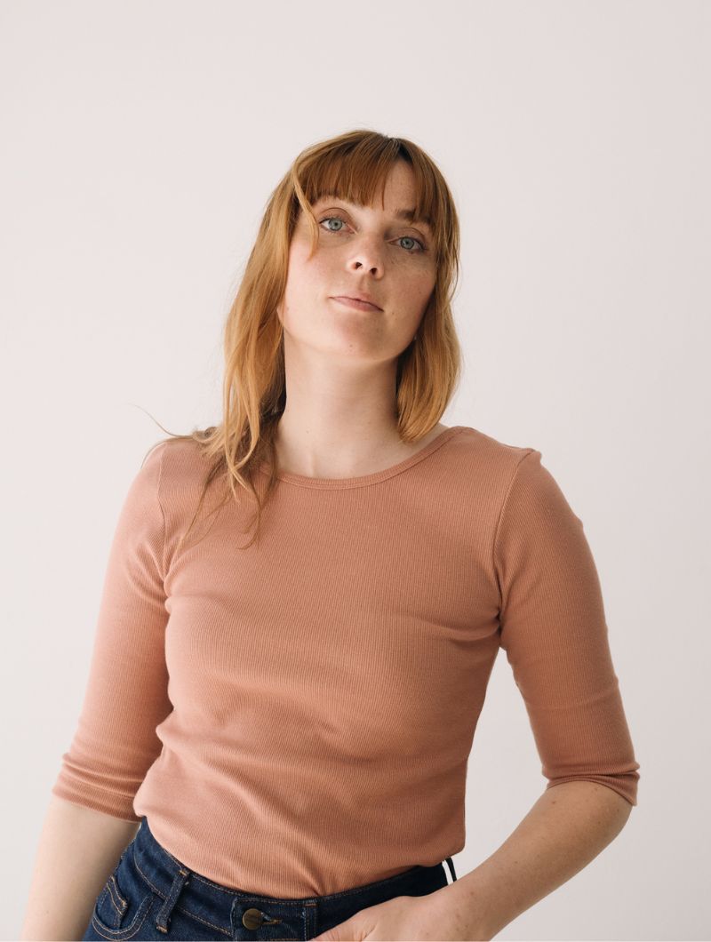 Camiseta cuello barco canalé de algodón orgánico - Imagen 4