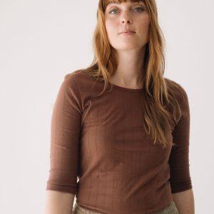 Camiseta cuello barco rayas marrón de algodón orgánico