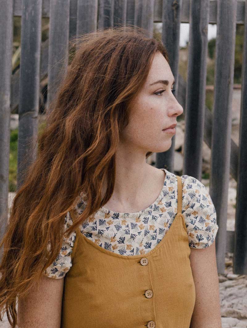 Camiseta con botones beige con corales ecológica - Imagen 6