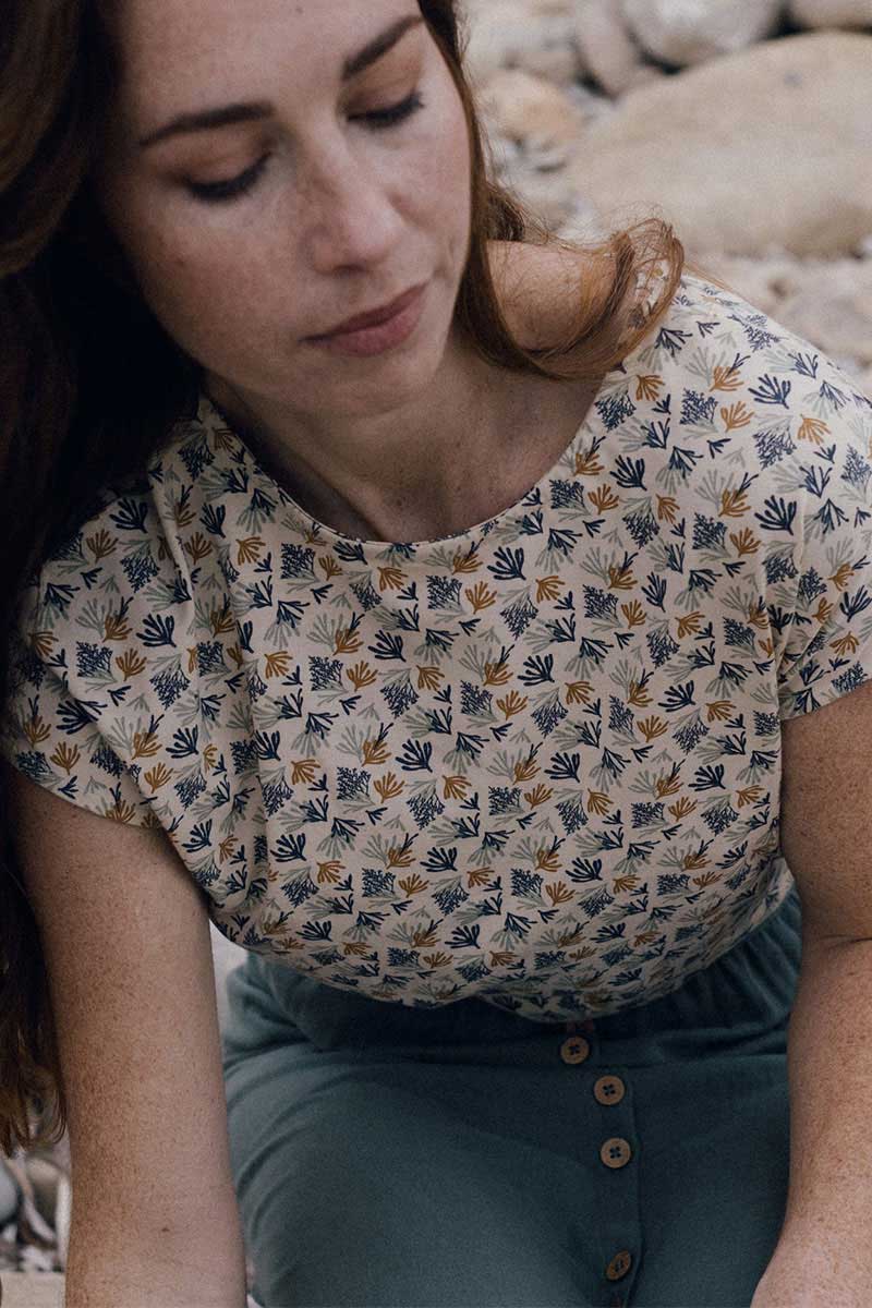 Camiseta con botones beige con corales ecológica - Imagen 5