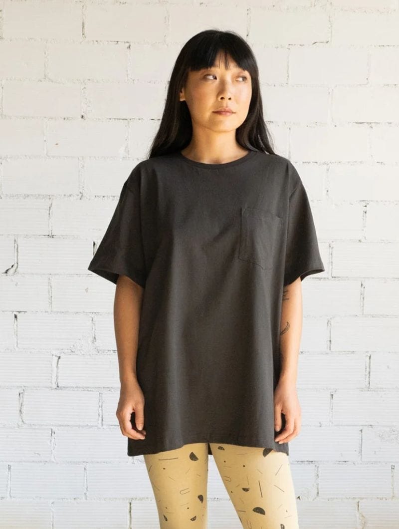 Camiseta lisa con bolsillo de algodón orgánico